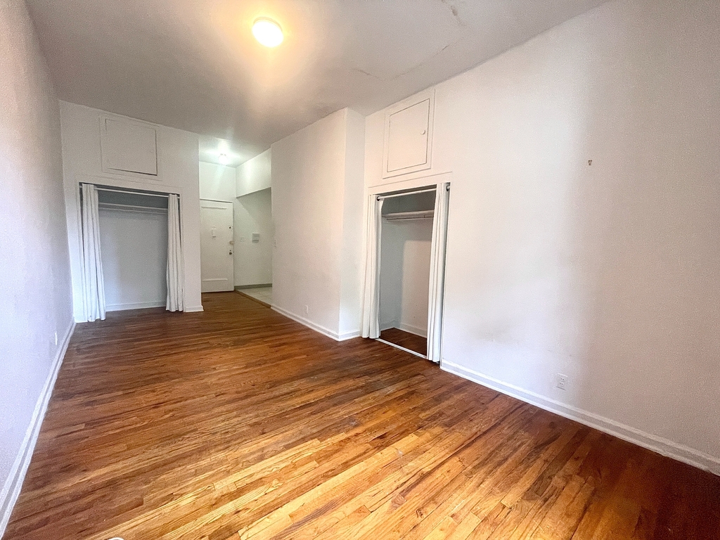Manhattan studio with two closets