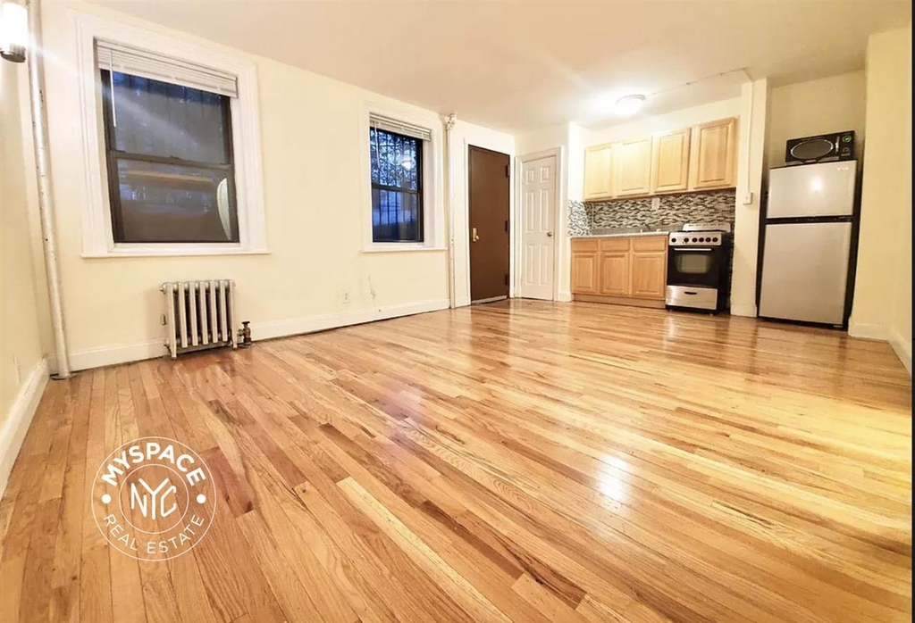 Brooklyn studio with stainless steel appliances