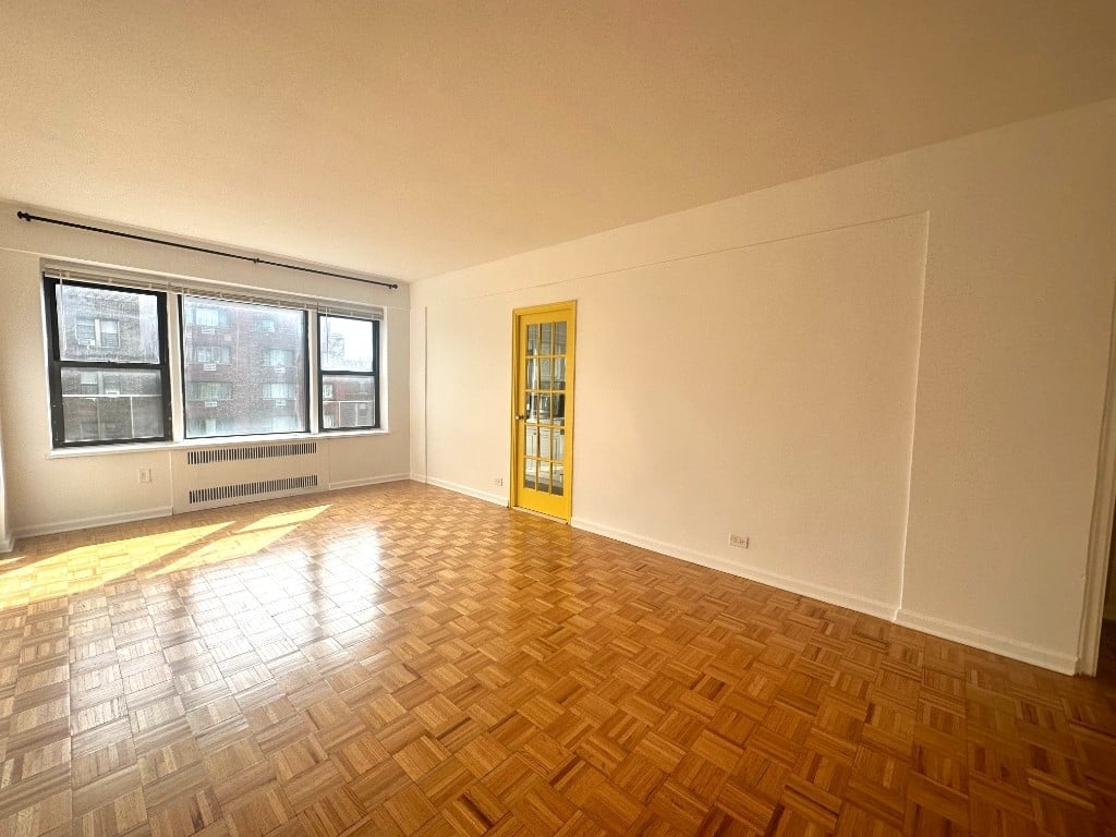 Sunny and spacious studio