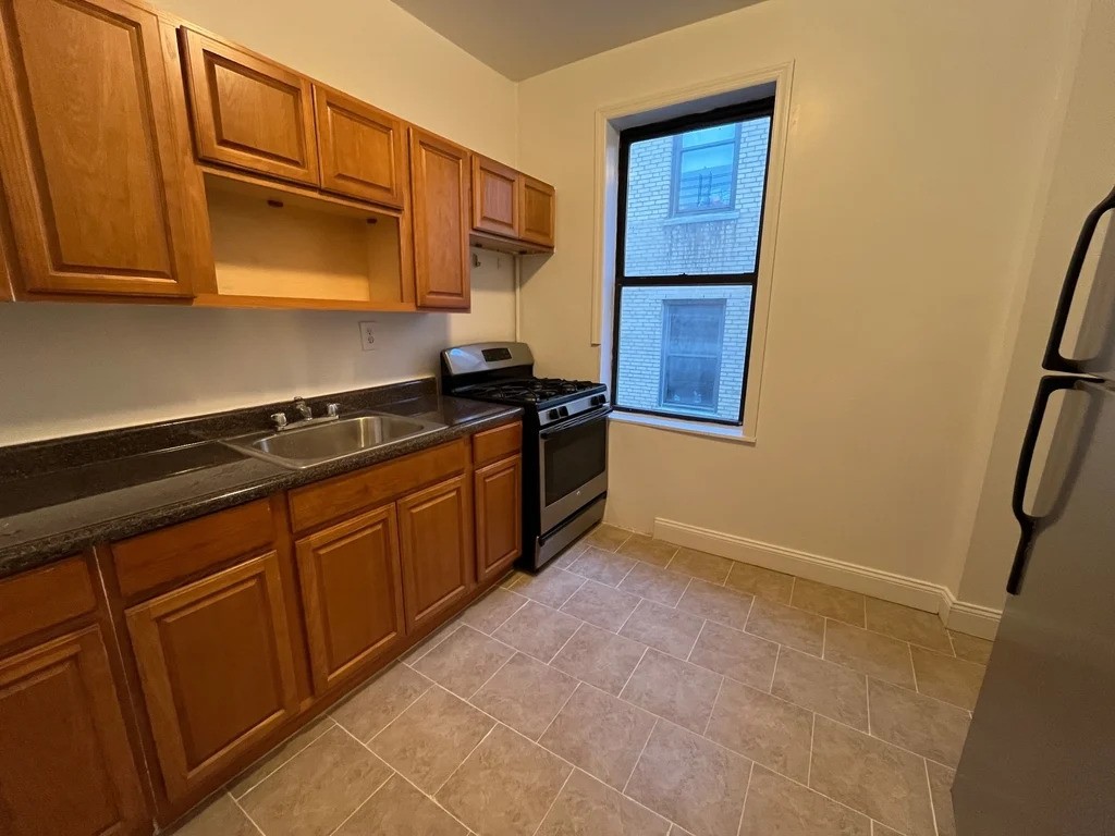 Manhattan apartment with kitchen and stainless steel appliances