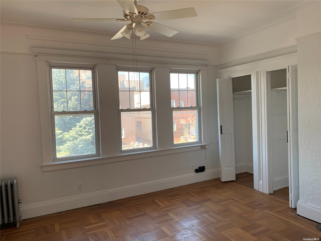 Room with multiple windows