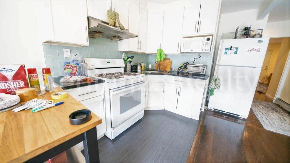 Sunny kitchen in Queens