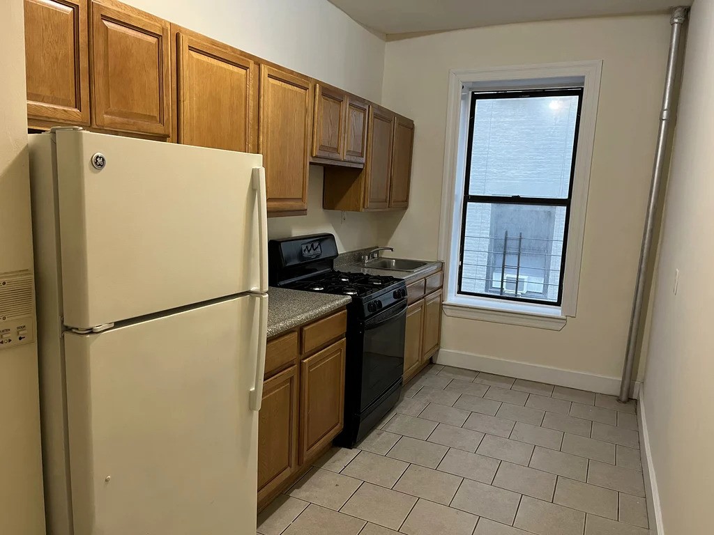 Manhattan kitchen with wooden cabinet
