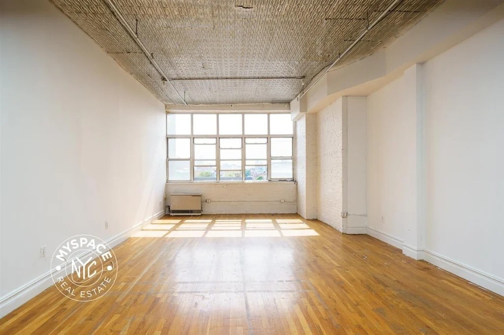 Brooklyn no-fee loft with oversized windows