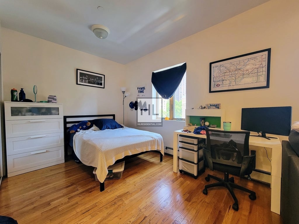Manhattan listing with large window in July 2025