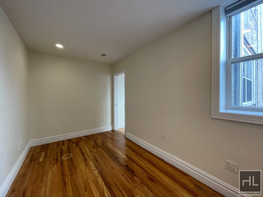 apartment listing photo of empty room