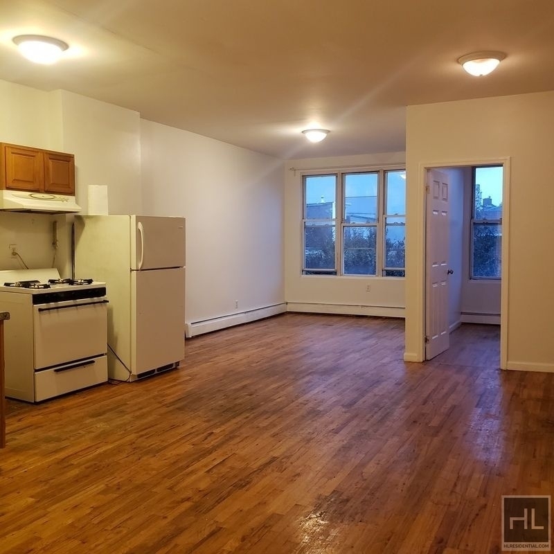 apartment listing photo of empty room