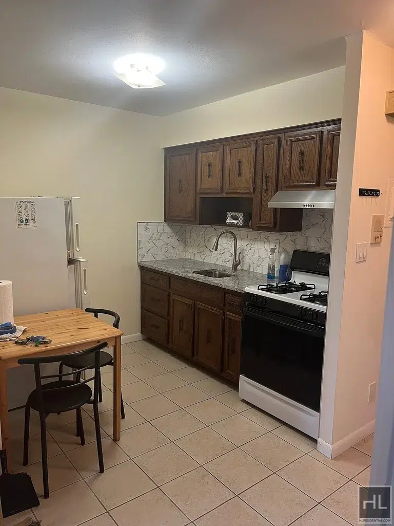 apartment listing photo of kitchen