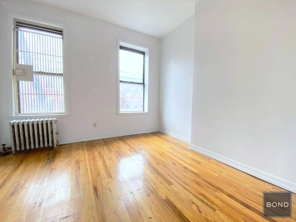 apartment of empty room with windows and radiator